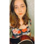 Shraddha Sharma Instagram - I swear I pick up my guitar to sing some hip new age songs that people are listening to nowadays but somehow eventually I often find myself singing these haunting beautiful old melodies. I am sure there is an old lady staying somewhere in me. I’m convinced. 👵🏼 (Sorry for the little screw up in the end- but that hair blow made me upload it. 🙃)