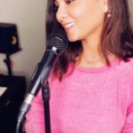 Shraddha Sharma Instagram – Chup Chup Ke🌻
One of my absolute absolute favourite songs!! Always wanted to try this one out.!! 

Let me know what other songs would you like me to record like this. :)

Music- @sarthakmusicc 🧡