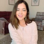 Shraddha Sharma Instagram – Ye lo mere bachpan ka favourite gaana meri aawaz mein!! 

Asha Ji beautifully sang this song when it first came out in 1973 in Saudagar but I grew up listening to and dancing my little bum off the remix, a little more modernised take of this song. @vaishalisamant took this song and made it one of my best childhood memory. Hope you guys enjoy :) 

@sarthakmusicc thank you for making this happen. 🧡🧡