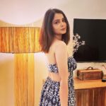 Shraddha Sharma Instagram - I have five friends in total that I care about and those who actually care about me. Two of them got me here to help me swim as I was getting a little tired before I finally reach the shore. Friends who are really your friends are the rarest in the world, let’s try and keep them close as much as we can in this life we have. Good morning 🌻 Goa, India