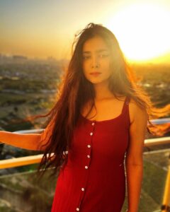 Shraddha Sharma Instagram - To celebrate being in good health again, I clicked a golden hour picture 🐞❤️