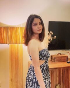 Shraddha Sharma Instagram - I have five friends in total that I care about and those who actually care about me. Two of them got me here to help me swim as I was getting a little tired before I finally reach the shore. Friends who are really your friends are the rarest in the world, let’s try and keep them close as much as we can in this life we have. Good morning 🌻