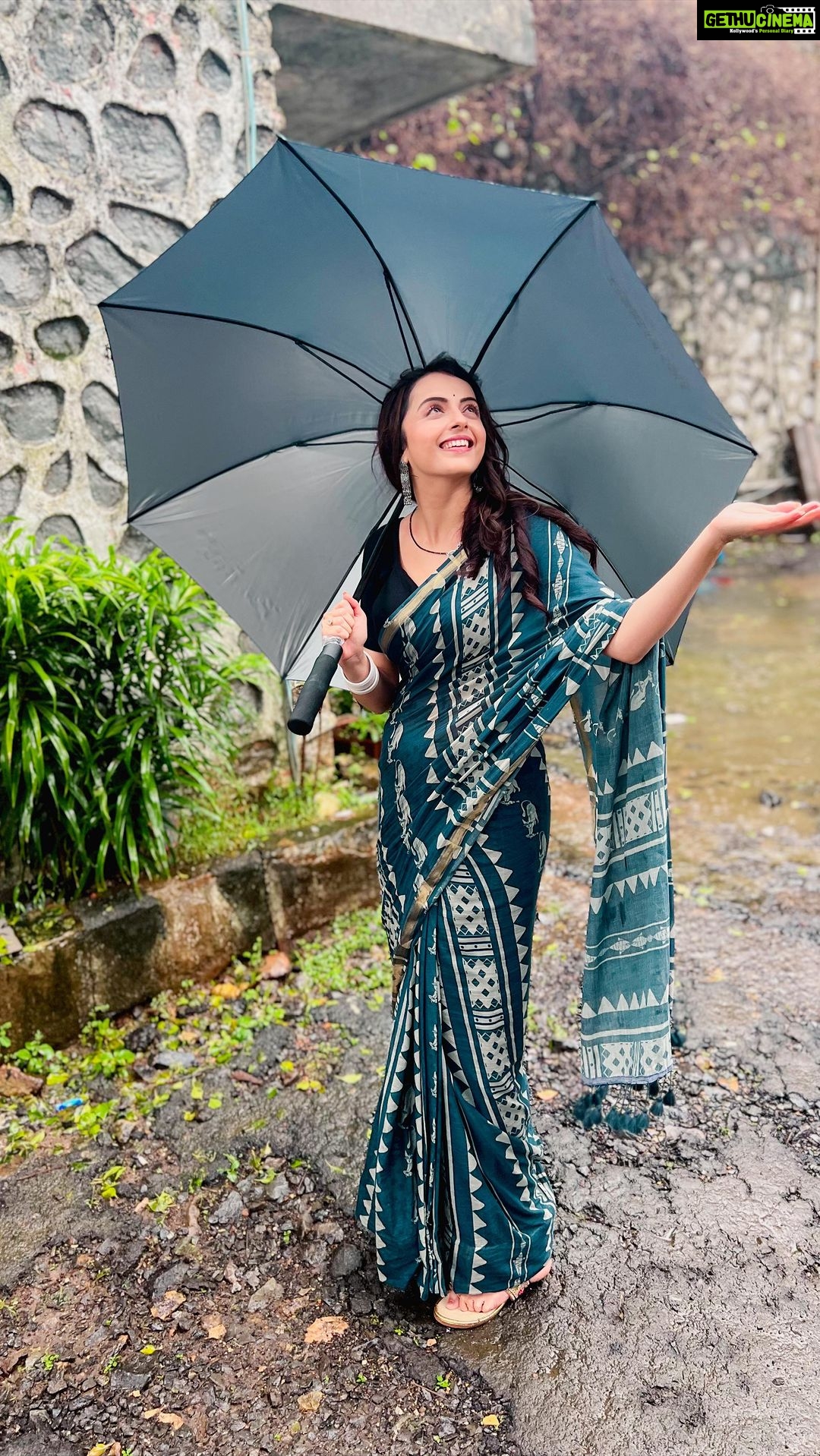 Shrenu Parikh Instagram - My rainy days are fully covered by @kennethcolein ‘s new innovative umbrella! Totally in love with rains and this cutie!!