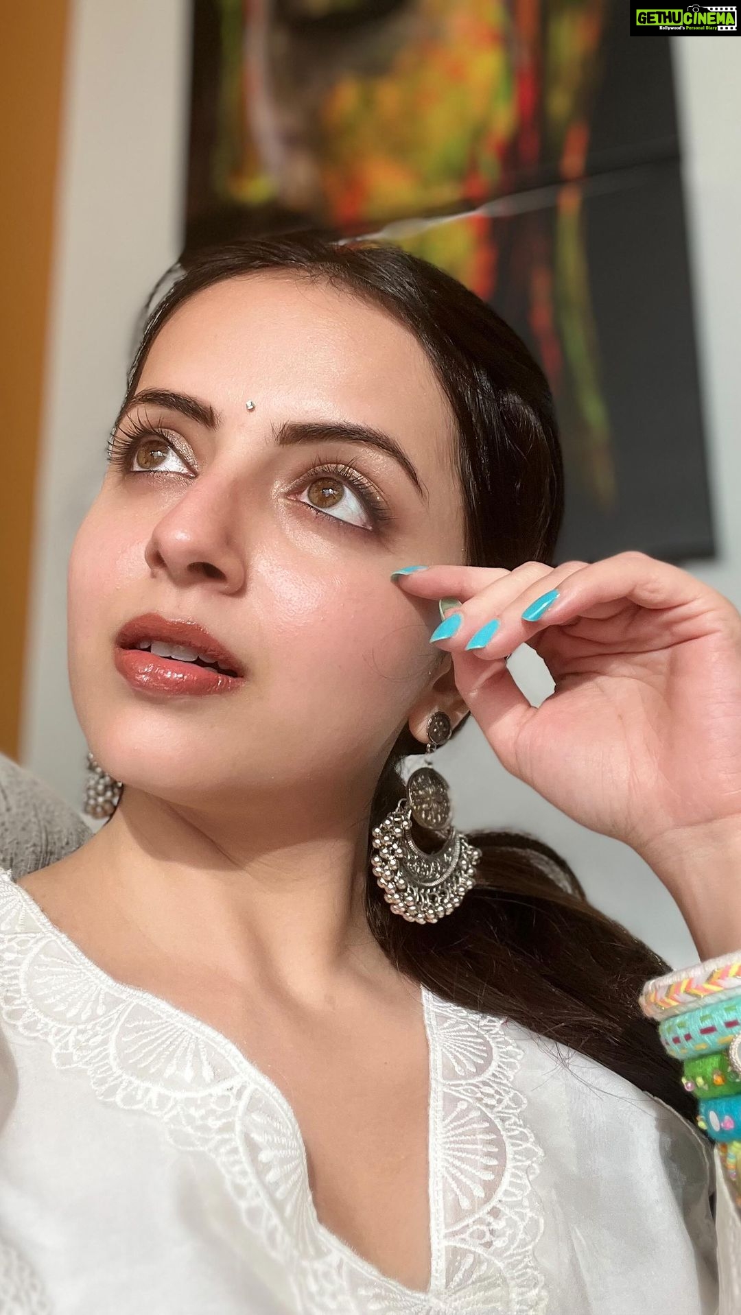 Shrenu Parikh Instagram - Dusre deshon mein apni veshbhusha pehen ne ka apna hi maza hai… ❤️🧿 . PS the number of compliments I got from people 🙆🏻♀️🙈🥰 #traditional #outfitoftheday #fashion #instagood #reelitfeelit❤️❤️ #makeup #beauty #travel #travelgram