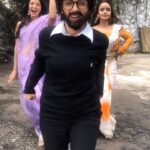 Shrenu Parikh Instagram - Surprise ✌️✨ new hero ki entry . #cutestone 🧿😂😂. #impromptu 💃 #maitree #nandini #zhumki#friendshipgoals #offscreenmasti