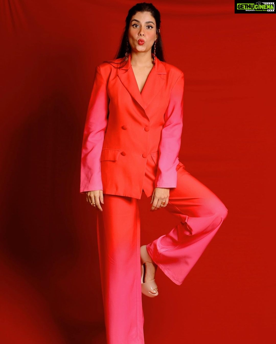 Shreya Dhanwanthary Instagram - MD S2 Promos . Photographed by @kausttubh_kambhhle Styled by @eshaamiin1 Outfit: @boohoo Shoes: @melissashoesindia @sallyruchi Jewellery: @misho_designs @bblingg_meghana HMU by @makeupnhairbyankita