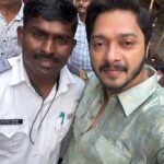 Shreyas Talpade Instagram - God meets us in mysterious ways, today he met me in the form of @waghmodebapu We were lost on our way to reach Dagdu Sheth Halwai Ganpati Bappa and in comes Bappu Waghmode & explains the route…He still finds us lost and so guides us on his bike the entire way from one end to the other making sure we reach the pandal on time… thank you saheb. One more incident to reiterate the fact that the lord is all around us…We need to recognize him….he meets us, helps us, guides us, talks to us…we just need to make sure we know it’s him. Treat everyone with utmost respect because you never know which one is God himself Ganpati Bappa Morya 🙏