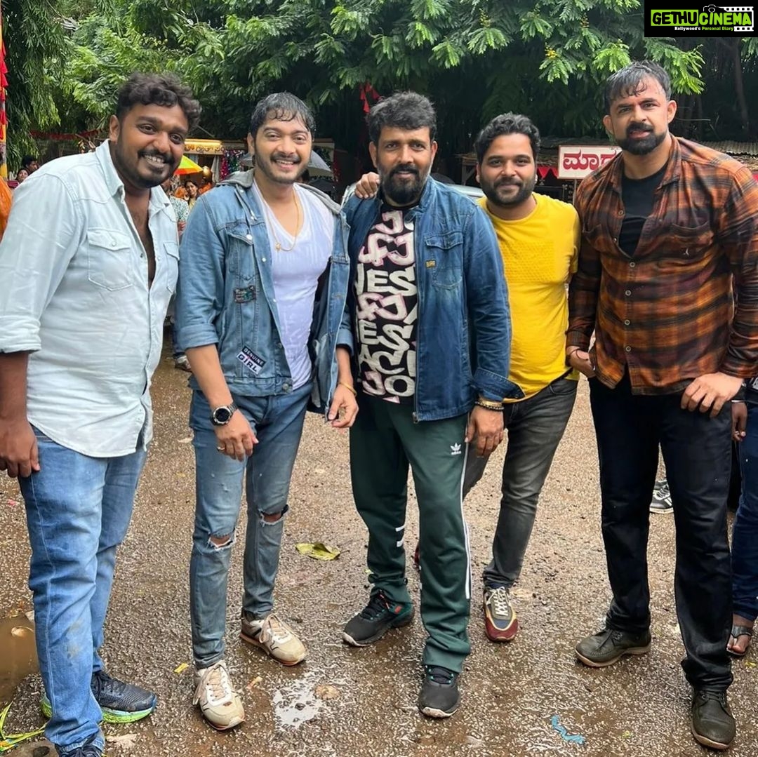 Shreyas Talpade Instagram - 🤗🤗❤️❤️👍👍🙏🙏 This schedule taught me a lot not only about Action, but more importantly about Myself. Thank you so much, Shashi sir & Ravi sir. It was an absolute treat working with the two of you. #Ajagratha @radhika_kumarswamy @raviraj_production