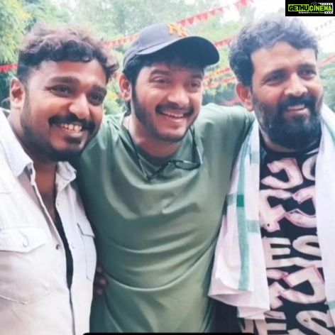 Shreyas Talpade Instagram - 🤗🤗❤️❤️👍👍🙏🙏 This schedule taught me a lot not only about Action, but more importantly about Myself. Thank you so much, Shashi sir & Ravi sir. It was an absolute treat working with the two of you. #Ajagratha @radhika_kumarswamy @raviraj_production
