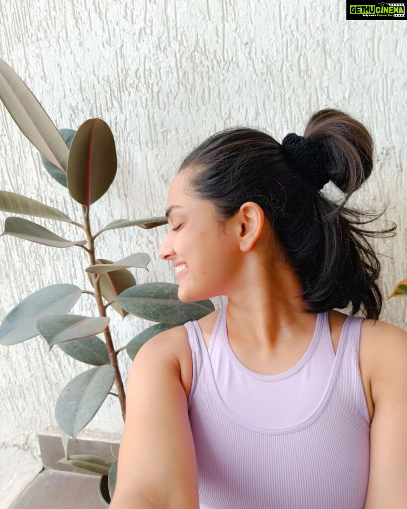 Shritama Mukherjee Instagram - Post-workout photo sesh✌️ #mondaymotivation #letsgo #girlswhoworkout #workoutinspo