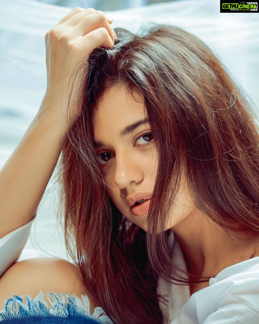 Shruti Sharma Instagram - Seeking for that one look that can understand the unspoken truths and lies. That look which can connect in a blink of eye. A look where I won’t need words. Look !! Clicked by @mr._mk_photographer Styled by @sonamm1990 Hair & Makeup @papinderkaur_makeupartist #white #lookoftheday