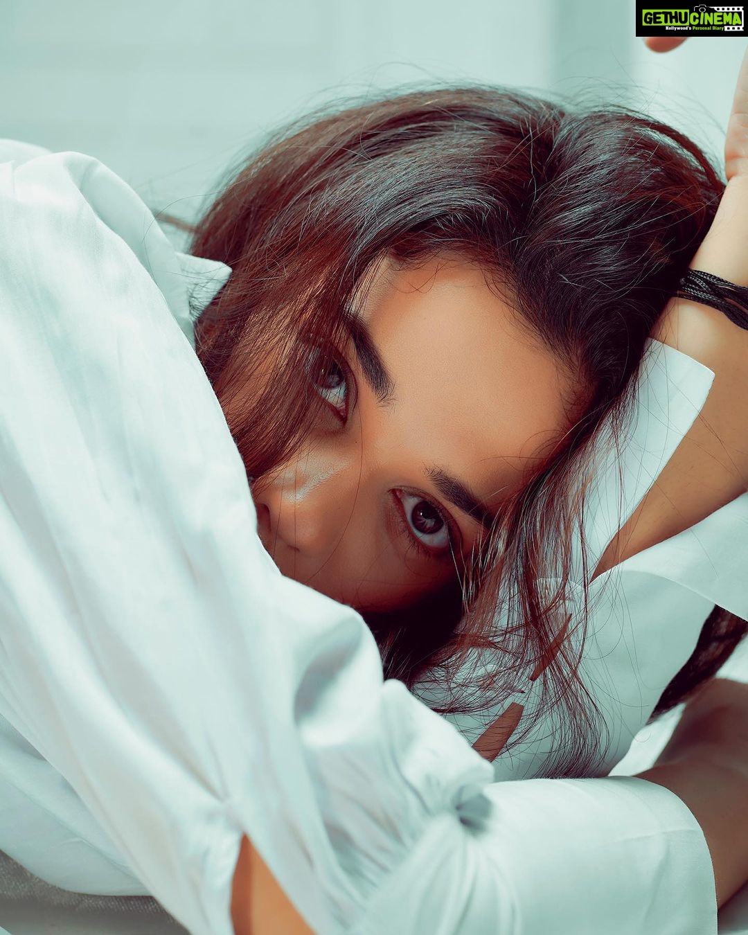 Shruti Sharma Instagram - Seeking for that one look that can understand the unspoken truths and lies. That look which can connect in a blink of eye. A look where I won’t need words. Look !! Clicked by @mr._mk_photographer Styled by @sonamm1990 Hair & Makeup @papinderkaur_makeupartist #white #lookoftheday