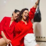 Shruti Ulfat Instagram - Who copies who 😵‍💫😜😅 #chittybytes Mumbai - मुंबई
