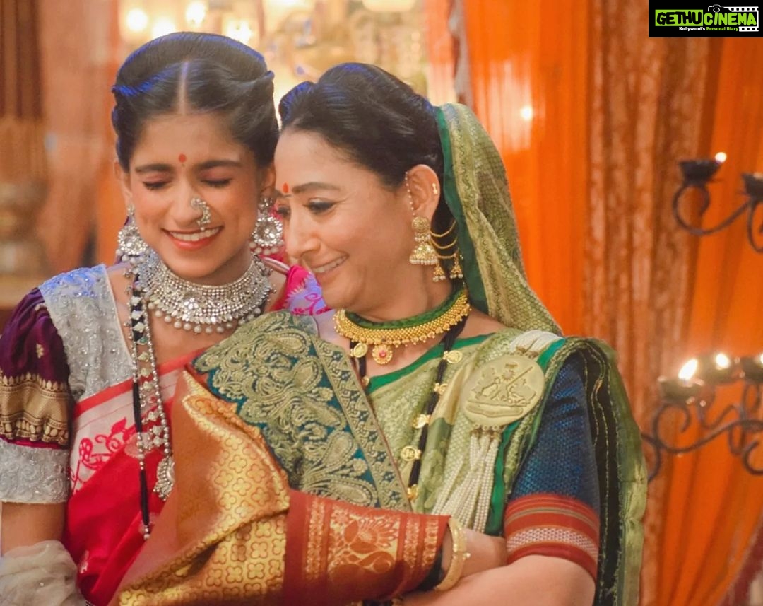 Shruti Ulfat Instagram - Guess what made Me & My Aaji Sasubai Saheb laugh !? 👀💞 @shrutiulfat mam, you're just the coolest of all*! 🥰♥️✨ . . . . . #lateeshadorik #mainabaiholkar #shrutiulfat #gautamabaiholkar #punyashlokahilyabai #bts #behindthescenes #laugh #historical #punyashlokahilyadeviholkar #sonytv #sonytvofficial #dashmiofficial #smile 🦋🌼