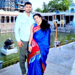 Shubha Poonja Instagram - Madurai meenakshi temple visit .. with hubby and the beautiful couple @t3linpk  and imaya ..
Thank you @trarang_  for the beautiful saree .. loved it ...