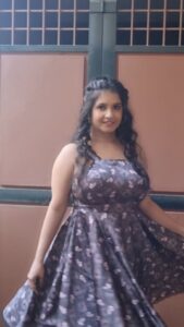 Shubha Poonja Instagram - After shoot... tired still my staff won't let me off without a reel ...hee hee
My make up and hair by 
@hemaharishmakeoverartistry 
Outfit by @pravaradesignstudio