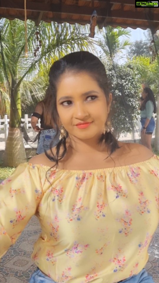 Shubha Poonja Instagram - If there is any one who is bad at doing reels that's me .. for sure .. but my staff insists I do them.. and so posting some of them ... @lakshmimakeover6363 .. song outfits by @pravaradesignstudio