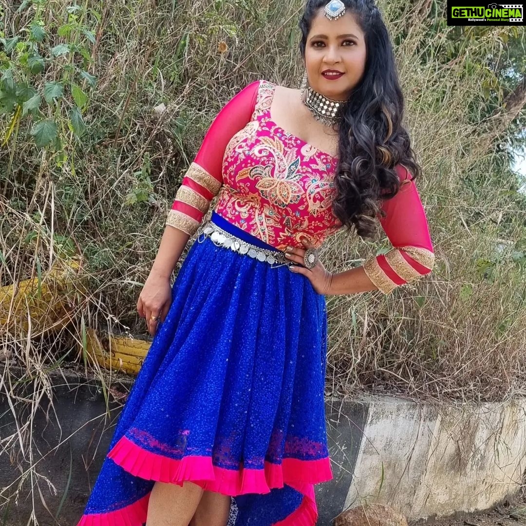 Shubha Poonja Instagram - Performing for the finale ... Make up by @ramyakambaraju_makeup_artist_ Hair by @lakshmimakeover6363 Outfit by @vastrasanskara Assistant suri ... Thank to the team who always make me look nice.... #shubapoonja #shubhapoonjafans #shubhapoonja #colorskannadaofficial