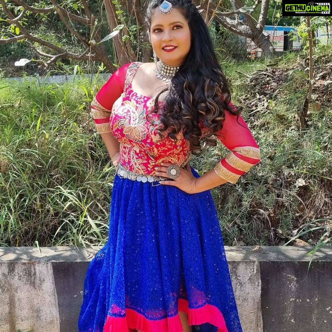 Shubha Poonja Instagram - Performing for the finale ... Make up by @ramyakambaraju_makeup_artist_ Hair by @lakshmimakeover6363 Outfit by @vastrasanskara Assistant suri ... Thank to the team who always make me look nice.... #shubapoonja #shubhapoonjafans #shubhapoonja #colorskannadaofficial
