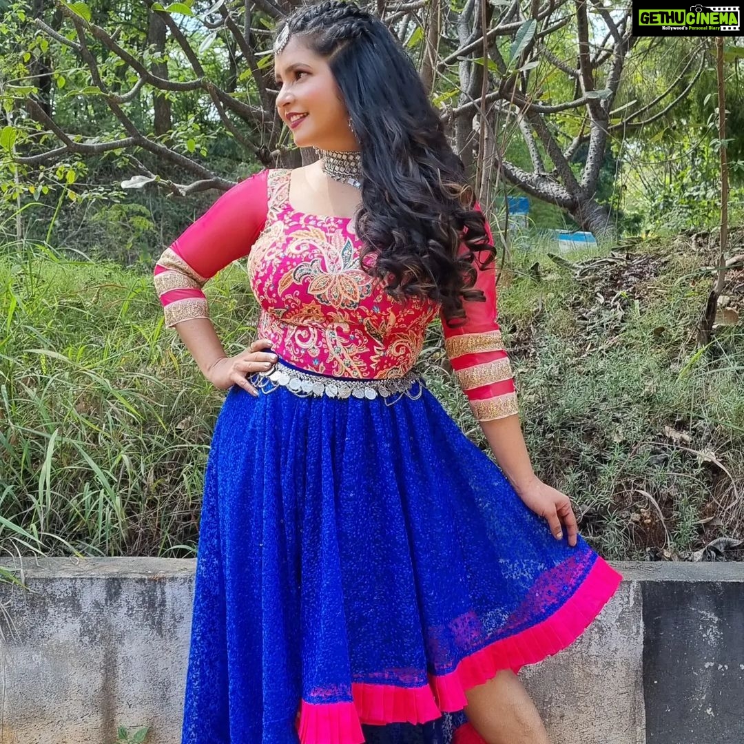 Shubha Poonja Instagram - Performing for the finale ... Make up by @ramyakambaraju_makeup_artist_ Hair by @lakshmimakeover6363 Outfit by @vastrasanskara Assistant suri ... Thank to the team who always make me look nice.... #shubapoonja #shubhapoonjafans #shubhapoonja #colorskannadaofficial