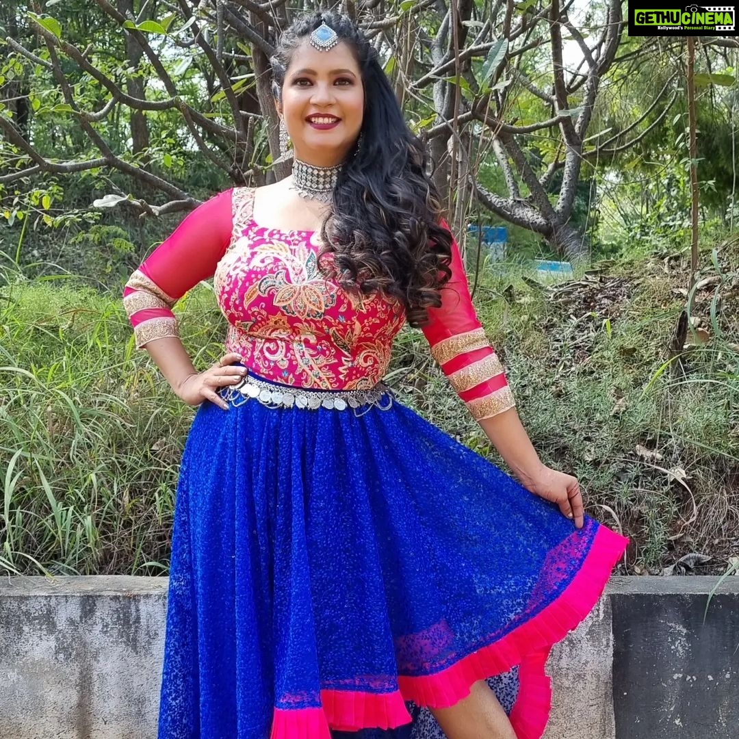 Shubha Poonja Instagram - Performing for the finale ... Make up by @ramyakambaraju_makeup_artist_ Hair by @lakshmimakeover6363 Outfit by @vastrasanskara Assistant suri ... Thank to the team who always make me look nice.... #shubapoonja #shubhapoonjafans #shubhapoonja #colorskannadaofficial