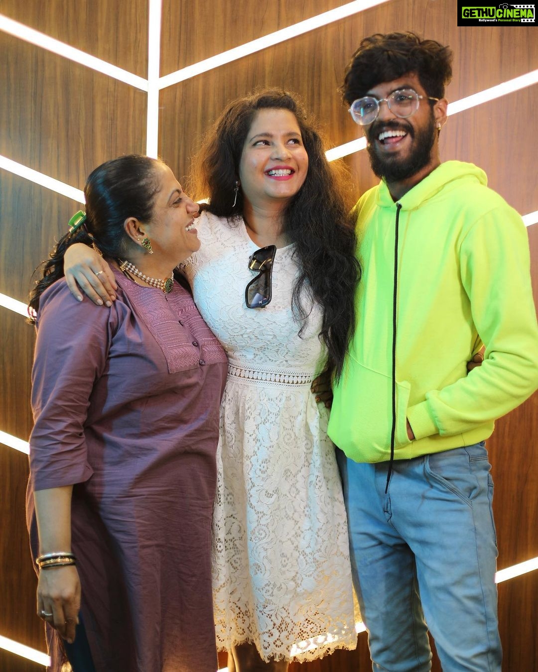 Shubha Poonja Instagram - Thank u rani ma 🥰for coming to my studio @shubhapoonja @magical_mcm_studio