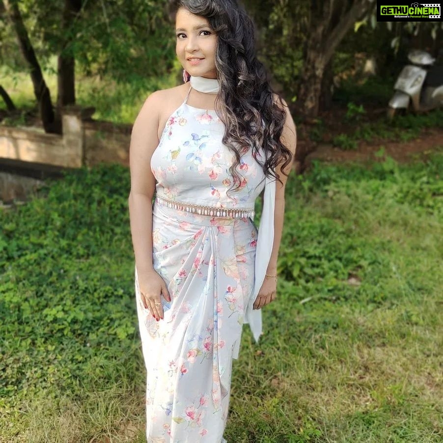 Shubha Poonja Instagram - Ready for the suvarna jackpot show Make up and hair by @makeoverby_jeevitha Outfit and styling by @laxmikrishnaofficial