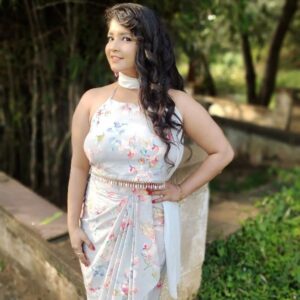 Shubha Poonja Instagram - Ready for the suvarna jackpot show Make up and hair by @makeoverby_jeevitha Outfit and styling by @laxmikrishnaofficial