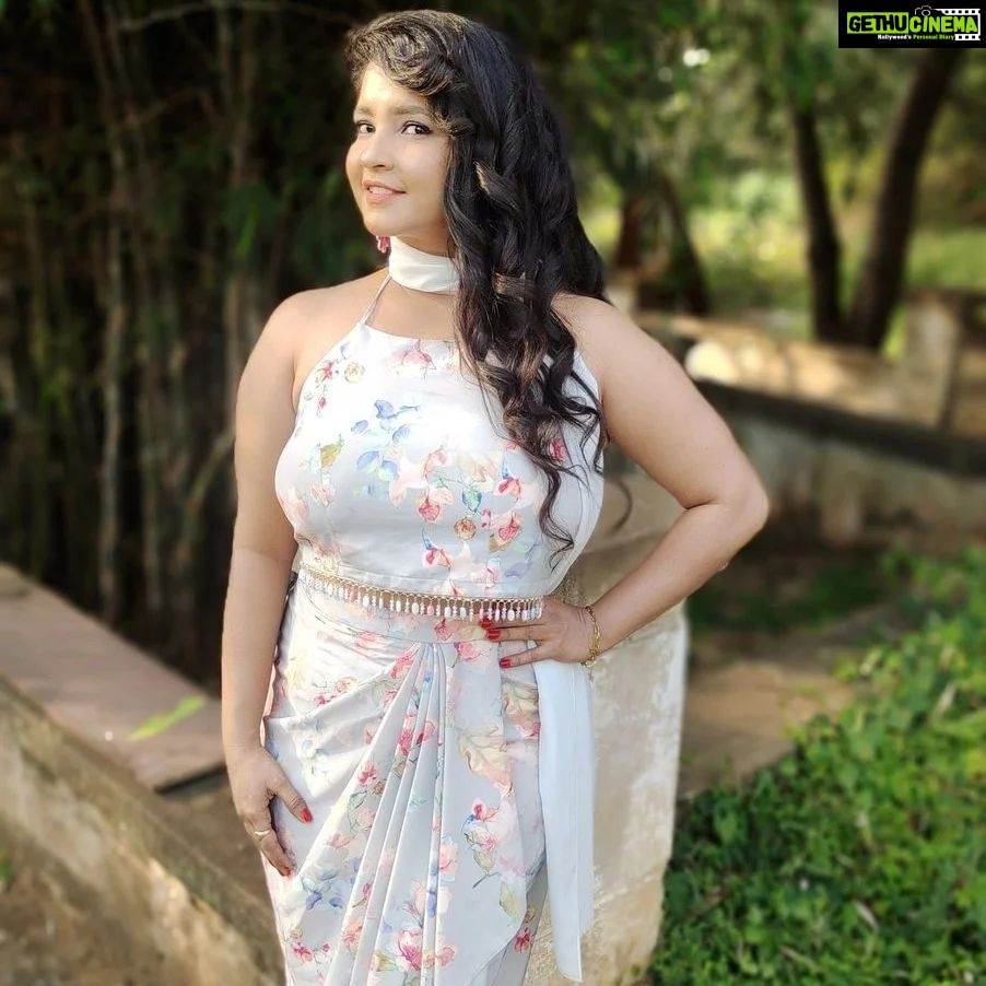 Shubha Poonja Instagram - Ready for the suvarna jackpot show Make up and hair by @makeoverby_jeevitha Outfit and styling by @laxmikrishnaofficial