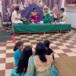Shwetha Srivatsav Instagram - ದಸರಾ ಹಬ್ಬಕ್ಕೆ ಈ ಗೊಂಬೆ ಕೂರಿಸುವ ಪದ್ಧತಿ ಸುಮಾರು 18 ನೇ ಶತಮಾನದಿಂದಲೂ ಜಾರಿಗೆ ಬಂತು ಎಂದು ಹೇಳಲಾಗುತ್ತದೆ.ಗೊಂಬೆಗಳೊಂದಿಗೆ ಕಥೆ ಹೇಳುವುದು, ಕುಟುಂಬ ಭೇಟಿ, ಗೊಂಬೆ ಕೂರಿಸುವುದು ಒಂದು ಸಂಭ್ರಮವಾಗಿ ಕಂಡು ಬಂದರೂ ಅದರದ್ದೇ ಆದ ಧಾರ್ಮಿಕ ಚೌಕಟ್ಟು ಕೂಡ ಇದೆ. ರಾಮಾಯಣ, ಮಹಾಭಾರತ, ವಿಷ್ಣು ಪುರಾಣ, ಶ್ರೀಕೃಷ್ಣ ಲೀಲೆಗಳು, ದುರ್ಗಾ ಅವತಾರಗಳು ಹೀಗೆ ನಾನಾ ಕಥೆಗಳನ್ನು ಬಿಂಬಿಸುವ ರೀತಿಯಲ್ಲಿ ಗೊಂಬೆಯನ್ನು ಕೂರಿಸಲಾಗುವುದು. 😊🙏🏽 ನವರಾತ್ರಿ ಹಬ್ಬದ ಶುಭಾಶಯಗಳು!! #festival #dasara #southindian #kannadathi #shwethasrivatsav #familyandfriends