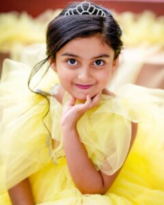 Shwetha Srivatsav Instagram - HAPPY 6 to my little princess @ashmitha.srivatsav !! You’re truly an angel on earth. Nothing lights up my world more than you! May you be surrounded by love and all your favorite things today and forever my dear ,super sweet, intelligent, and gorgeous daughter. I’m so grateful to God that He chose me to be your mother. There is no greater love. God sent you to bless us with your love and for that I’m tremendously blessed. Wishing my forever mini-me a fabulous birthday! #birthday #daughter #6thbirthday #angel 
PC : @framesbyvikaskakolu ❤️👌
Event organizer : @Ashwinisudhi_makeoverartistry 
@goldenmakeupstudio_ashwini ❤️👌
Costume : @classy.desingerhouse❤️👌
Hair @makeoverby_yadushyla👌❤️