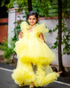 Shwetha Srivatsav Instagram - HAPPY 6 to my little princess @ashmitha.srivatsav !! You’re truly an angel on earth. Nothing lights up my world more than you! May you be surrounded by love and all your favorite things today and forever my dear ,super sweet, intelligent, and gorgeous daughter. I’m so grateful to God that He chose me to be your mother. There is no greater love. God sent you to bless us with your love and for that I’m tremendously blessed. Wishing my forever mini-me a fabulous birthday! #birthday #daughter #6thbirthday #angel 
PC : @framesbyvikaskakolu ❤️👌
Event organizer : @Ashwinisudhi_makeoverartistry 
@goldenmakeupstudio_ashwini ❤️👌
Costume : @classy.desingerhouse❤️👌
Hair @makeoverby_yadushyla👌❤️