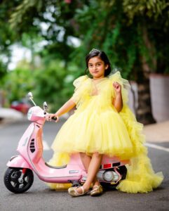 Shwetha Srivatsav Instagram - HAPPY 6 to my little princess @ashmitha.srivatsav !! You’re truly an angel on earth. Nothing lights up my world more than you! May you be surrounded by love and all your favorite things today and forever my dear ,super sweet, intelligent, and gorgeous daughter. I’m so grateful to God that He chose me to be your mother. There is no greater love. God sent you to bless us with your love and for that I’m tremendously blessed. Wishing my forever mini-me a fabulous birthday! #birthday #daughter #6thbirthday #angel 
PC : @framesbyvikaskakolu ❤️👌
Event organizer : @Ashwinisudhi_makeoverartistry 
@goldenmakeupstudio_ashwini ❤️👌
Costume : @classy.desingerhouse❤️👌
Hair @makeoverby_yadushyla👌❤️