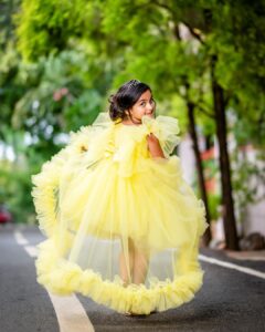 Shwetha Srivatsav Instagram - HAPPY 6 to my little princess @ashmitha.srivatsav !! You’re truly an angel on earth. Nothing lights up my world more than you! May you be surrounded by love and all your favorite things today and forever my dear ,super sweet, intelligent, and gorgeous daughter. I’m so grateful to God that He chose me to be your mother. There is no greater love. God sent you to bless us with your love and for that I’m tremendously blessed. Wishing my forever mini-me a fabulous birthday! #birthday #daughter #6thbirthday #angel 
PC : @framesbyvikaskakolu ❤️👌
Event organizer : @Ashwinisudhi_makeoverartistry 
@goldenmakeupstudio_ashwini ❤️👌
Costume : @classy.desingerhouse❤️👌
Hair @makeoverby_yadushyla👌❤️