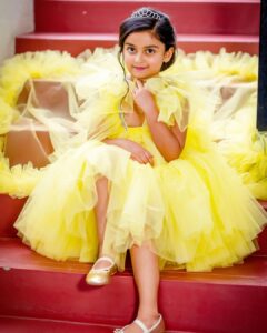 Shwetha Srivatsav Instagram - HAPPY 6 to my little princess @ashmitha.srivatsav !! You’re truly an angel on earth. Nothing lights up my world more than you! May you be surrounded by love and all your favorite things today and forever my dear ,super sweet, intelligent, and gorgeous daughter. I’m so grateful to God that He chose me to be your mother. There is no greater love. God sent you to bless us with your love and for that I’m tremendously blessed. Wishing my forever mini-me a fabulous birthday! #birthday #daughter #6thbirthday #angel 
PC : @framesbyvikaskakolu ❤️👌
Event organizer : @Ashwinisudhi_makeoverartistry 
@goldenmakeupstudio_ashwini ❤️👌
Costume : @classy.desingerhouse❤️👌
Hair @makeoverby_yadushyla👌❤️