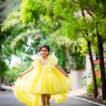 Shwetha Srivatsav Instagram - HAPPY 6 to my little princess @ashmitha.srivatsav !! You’re truly an angel on earth. Nothing lights up my world more than you! May you be surrounded by love and all your favorite things today and forever my dear ,super sweet, intelligent, and gorgeous daughter. I’m so grateful to God that He chose me to be your mother. There is no greater love. God sent you to bless us with your love and for that I’m tremendously blessed. Wishing my forever mini-me a fabulous birthday! #birthday #daughter #6thbirthday #angel PC : @framesbyvikaskakolu ❤️👌 Event organizer : @Ashwinisudhi_makeoverartistry @goldenmakeupstudio_ashwini ❤️👌 Costume : @classy.desingerhouse❤️👌 Hair @makeoverby_yadushyla👌❤️