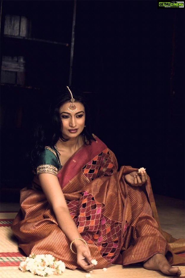 Shwetha Srivatsav Instagram - These splendid pics were captured more than a decade ago by my dear friend, super talented photographer @sunithanadig 🤗!! And must say that they remain close to my heart till date !! #favourite #photography #saree