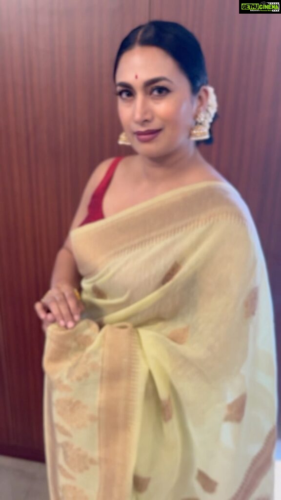 Shwetha Srivatsav Instagram - All dressed up in a simple traditional attire after a long time 🫠!! #transition #saree