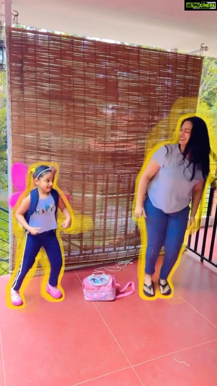Shwetha Srivatsav Instagram - Happy parents… happy kids 💃🏻👼🏼🥳!! #celebratelife #beatingmondayblues #mother #toddler #behappy