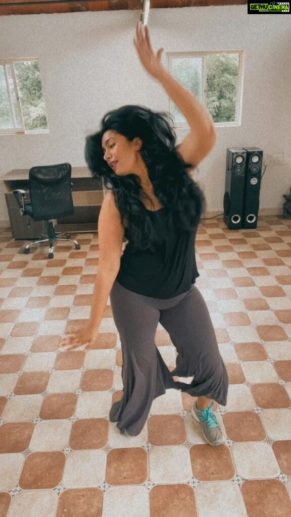 Shwetha Srivatsav Instagram - 💃🏻❤️I always look forward to groove to the trendy tunes but every time I am too late and many would have already caught up with this, leaving me behind 💁🏻‍♀️!! But better late than never ,agree 🤪?! Happy Sunday, happy dancing 💃🏻❤️ #dancelover #lovedance #dancersofinstagram #choreography