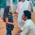 Shwetha Srivatsav Instagram - One of my favourite bts videos !! #jaggesh sir and my daughter @ashmitha.srivatsav ‘s cute conversation !! We just adore Jaggesh sir’s simple and kind nature 🙌🏼🙏🏽!! #raghavendrastores #moviemaking #bts