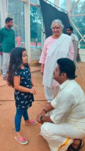 Shwetha Srivatsav Instagram - One of my favourite bts videos !! #jaggesh sir and my daughter @ashmitha.srivatsav ‘s cute conversation !! We just adore Jaggesh sir’s simple and kind nature 🙌🏼🙏🏽!! #raghavendrastores #moviemaking #bts