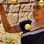 Shwetha Srivatsav Instagram - One quick BTS from our movie ‘ Raghavendra Stores’..and watch out this space for more interesting behind the scenes (even my daughter @ashmitha.srivatsav and Jaggesh sir’s cute conversations) and excited to share with you many of these after the release of the movie on Apr 28th ,Friday !! Really enjoyed working with the entire cast & crew and was so supportive throughout the shoot and I’m grateful🙏 @santhosh_ananddram @hombalefilms @rgvndrastores @chitkalabiradar @ravishankar.gowda @krg_connects @shreeshakuduvalli #dattanna #jaggesh sir @b_ajaneesh @yogigraj #vijaykiragandur