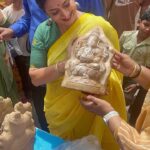 Shwetha Srivatsav Instagram - It was a truly delightful experience to join dear Thara ma’am (thank you so much for your kind words , @tharanooradha_official ma’am 😊🙏🏽)and Mr NS Ravi, in contributing to this remarkable cause by distributing eco-friendly Ganesh idols to Pourakarmikas. We were also fortunate enough to witness the skilled artist himself creating Ganesh idols out of clay soil. I wholeheartedly implore and inspire all of you to embrace the use of eco-friendly idols, thereby playing your part in preserving our environment. Sunday was indeed a day well spent! #ecofriendly #ganeshchaturthi #ganeshahabba #gowriganesha #spreadawareness