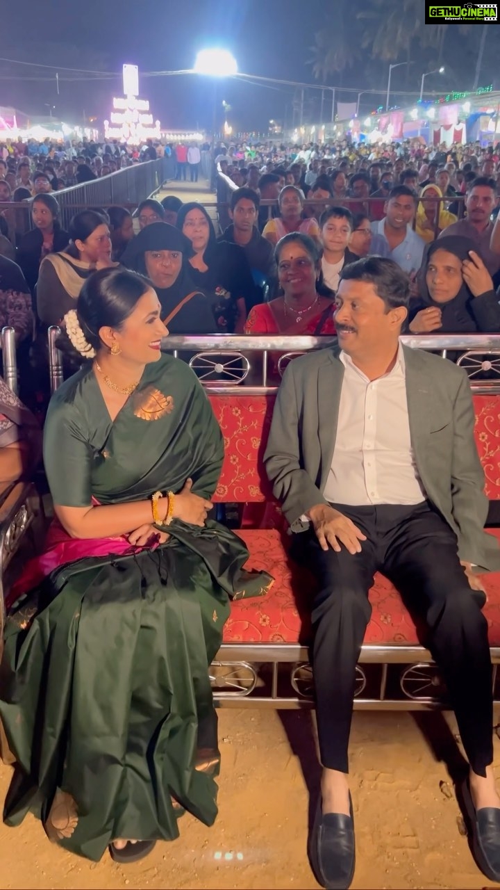 Shwetha Srivatsav Instagram - Was invited to be the chief guest alongside Mr. Byrathi Suresh, sir🙏🏽 - the Honorable Cabinet Minister (Urban Development and Town Planning), to inaugurate the grand 110th Dussehra Utasav Samvithi event. It was a splendid occasion, and I was delighted to be a part of it. I was pleasantly surprised to witness the simplicity and down-to-earth nature of Mr. Byrathi Suresh, sir who was a true pleasure to interact with. He mentioned that he admires my films and has watched most of them and it came as a pleasant surprise to discover that! I extend my gratitude to @soujanyaashok for the wonderful introduction and her skillful management of the event, particularly in keeping the audience engaged and entertained throught. Thank you all for your love and support, and I thoroughly enjoyed the event 😊🙏🏽!! #dasara #bengaluru #festivals