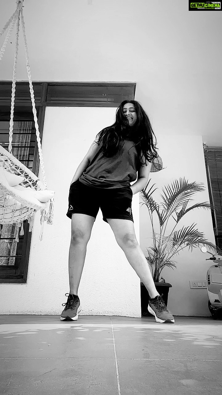 Shwetha Srivatsav Instagram - 🙋🏻♀️💃🏻💁🏻♀️❤️!! #dance #love #reels #challenge #dancechallenge #dancereels #trend #shwethasrivatsav