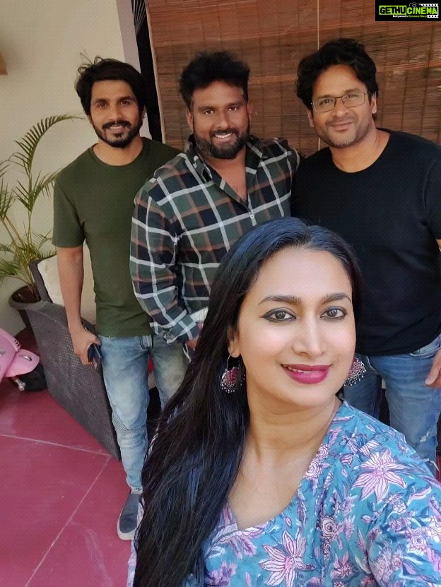 Shwetha Srivatsav Instagram - Sunday ಸಂಜೆ, Simple ಸಂಭಾಷಣೆಯಲ್ಲಿ ...@simplesuni sir & #shwethasrivatsav !! Topic ಏನಿರಬಹುದು? Any guesses? 😃 #simplicity #simpleaagondhlovestory #kannada #kannadafilm #kfi