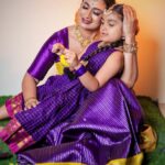 Shwetha Srivatsav Instagram – ಸೂರ್ಯ ದೇವರು ನಿಮ್ಮ ಜೀವನದಲ್ಲಿ ಸಂತೋಷ ಮತ್ತು ಬಹಳಷ್ಟು ಯಶಸ್ಸು ಮತ್ತು ಸಮೃದ್ಧಿಯನ್ನು ತರಲಿ. ಎಲ್ಲರಿಗೂ ಮಕರ ಸಂಕ್ರಾಂತಿಯ ಶುಭಾಶಯಗಳು.
#ashmithasrivatsav #shwethasrivatsav

@ashmitha.srivatsav ‘s dress: personal 
MUA : @makeupstoriesbysumachikkegowda 
📸: @royalweddingphotography_blore 
Saree: @bhargavi_vikyathi 
Jewellery: @jewelleryforrent_lotusbridal