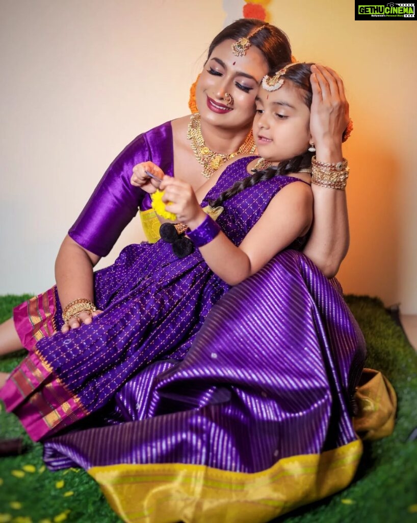 Shwetha Srivatsav Instagram - ಸೂರ್ಯ ದೇವರು ನಿಮ್ಮ ಜೀವನದಲ್ಲಿ ಸಂತೋಷ ಮತ್ತು ಬಹಳಷ್ಟು ಯಶಸ್ಸು ಮತ್ತು ಸಮೃದ್ಧಿಯನ್ನು ತರಲಿ. ಎಲ್ಲರಿಗೂ ಮಕರ ಸಂಕ್ರಾಂತಿಯ ಶುಭಾಶಯಗಳು. #ashmithasrivatsav #shwethasrivatsav @ashmitha.srivatsav 's dress: personal MUA : @makeupstoriesbysumachikkegowda 📸: @royalweddingphotography_blore Saree: @bhargavi_vikyathi Jewellery: @jewelleryforrent_lotusbridal