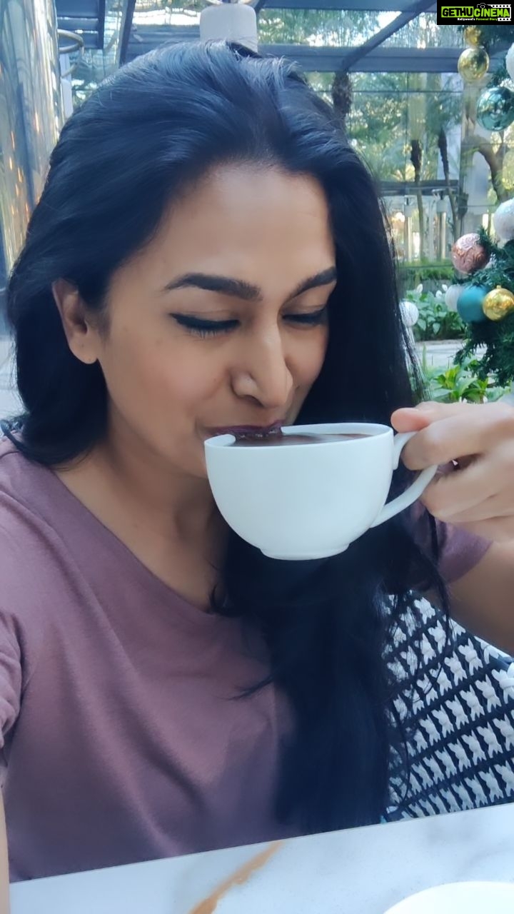 Shwetha Srivatsav Instagram - This classic dark hot chocolate was awesome ππβ!! My all time favourite β!!#relish #hotchocolate #bye2022 #lastdayoftheyear #memories #happynewyearseve #instagood #instadaily #shwethasrivatsav #darkchocolate #belgiumdarkchocolate #chocoholic